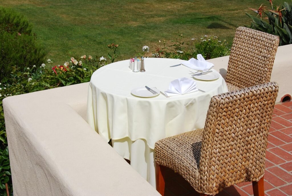 table, dinner, setting, restaurant, cafe, dining, event, al fresco, tableware, eat, napkin, elegant, tablecloth, plate, roman