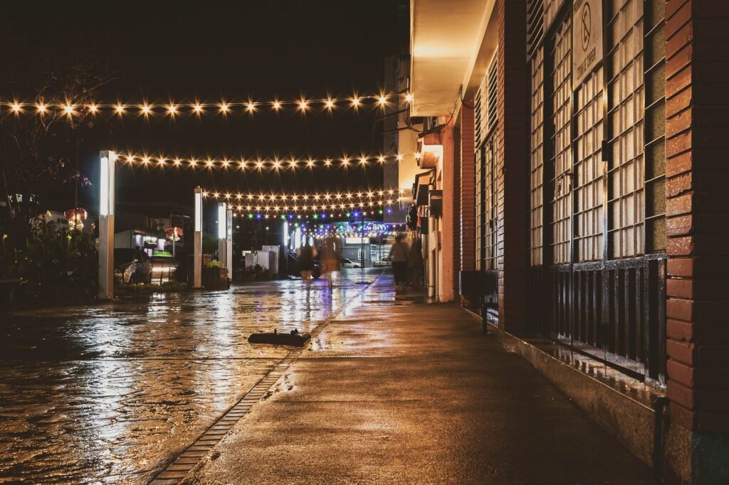 Discover the illuminated urban charm of Mérida with rainy streets and festive lights.
