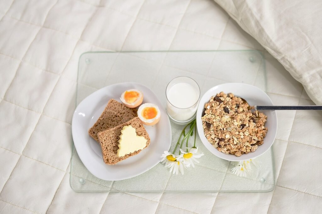 breakfast, breakfast in bed, cereal, loaf, butter, bedroom, lifestyle, comfort, meal, relax, healthy, grain, yummy, service,