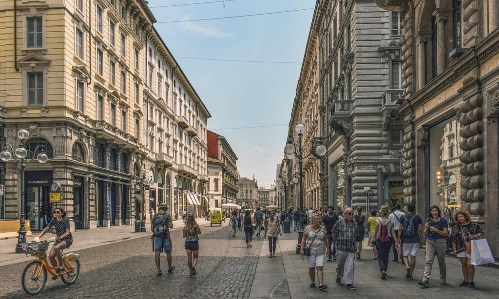 italy, nature, milano, milan, street, architecture, lombardy, city, cityscape, city life, urban, downtown, shopping, summer,