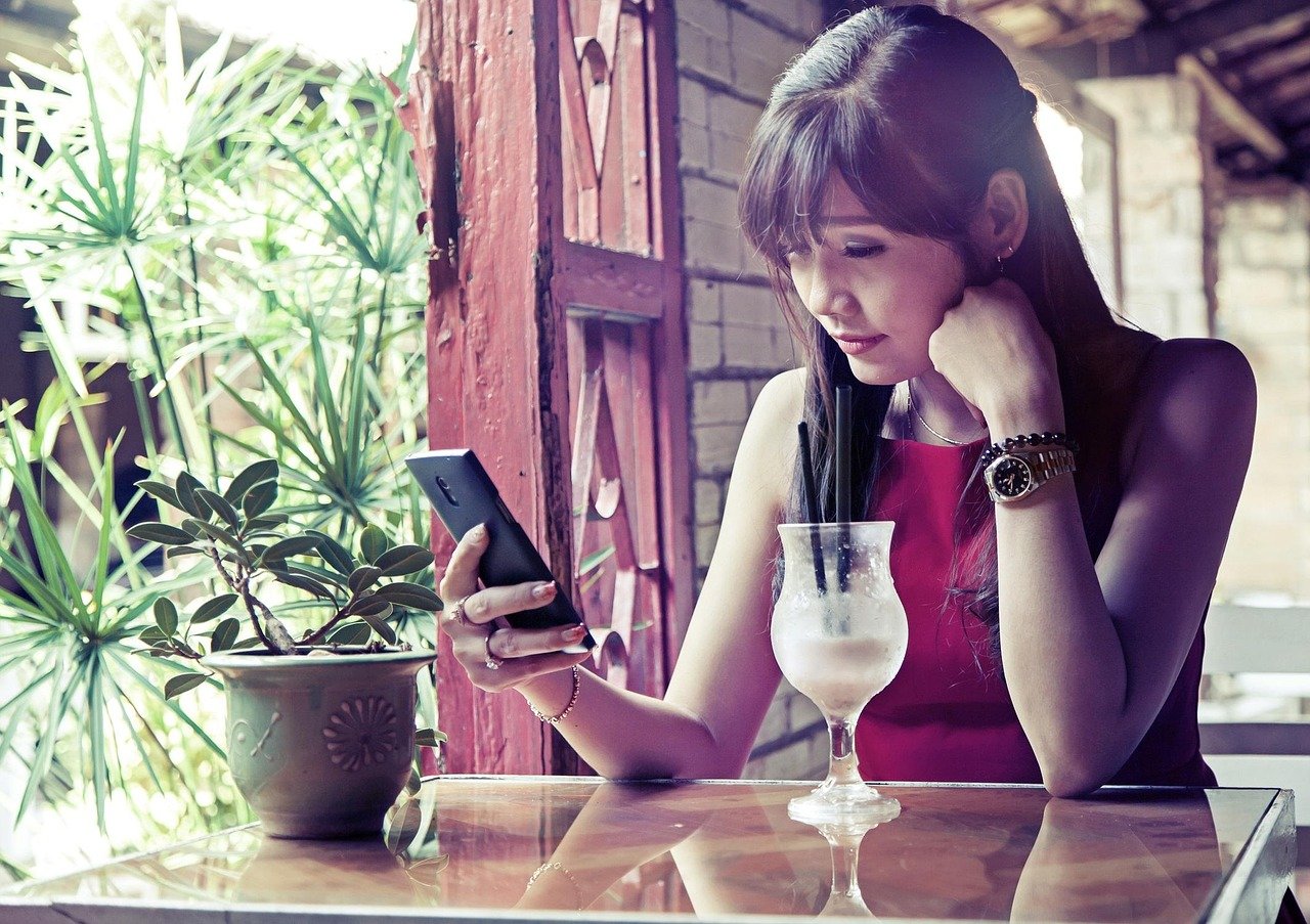 sad status, nice picture, beautiful sister, pretty, vietnamese, women, cafe, to drink, cocktails, phone, social network, wifi