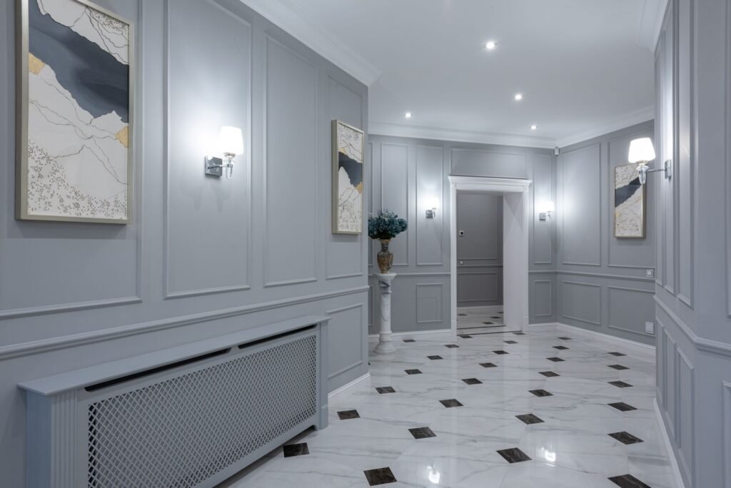 Tidy apartment entrance at dusk, illustrating discretion and safe planning