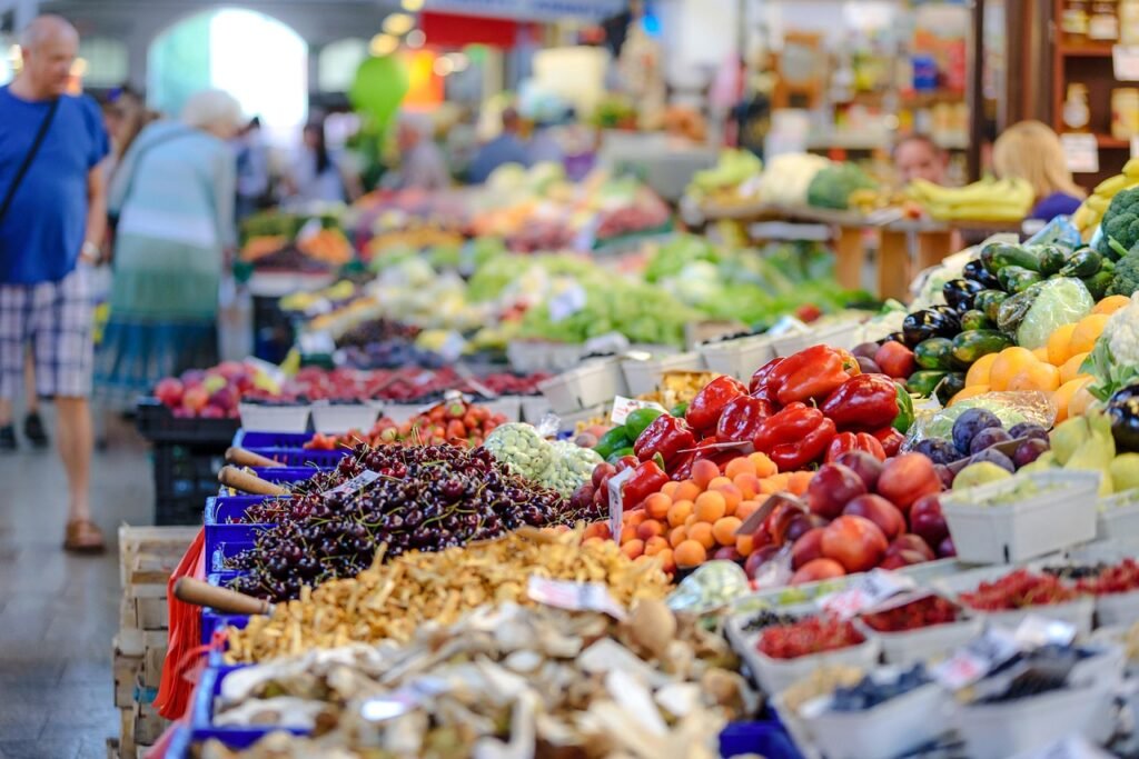 the market, fresh, grocery store, food, people, vegetables, fruit, store, healthy, ecological, retail, client, nutritional, s