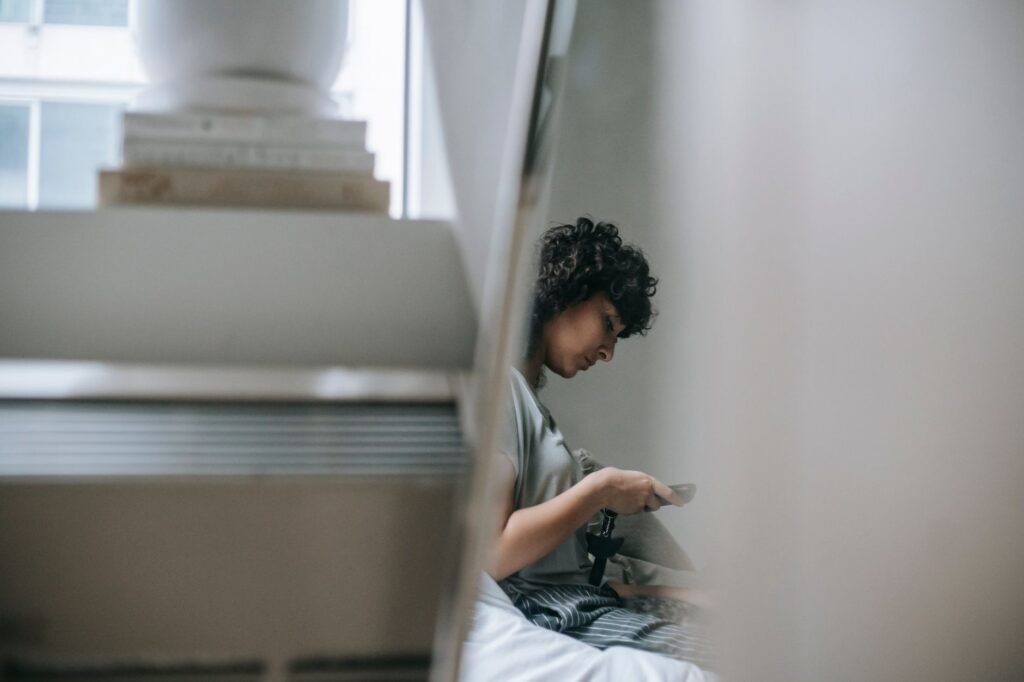 Person composing a message on a phone before a first meeting