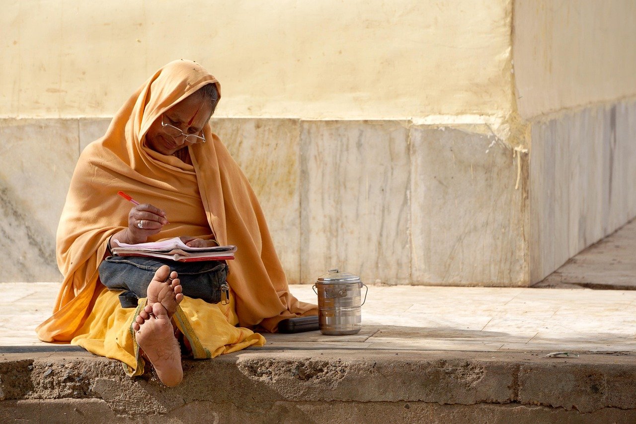 woman, marketplace, indian, traditional wear, indian dress, indian clothing, writing, sitting, barefoot, hindu, peaceful, sim