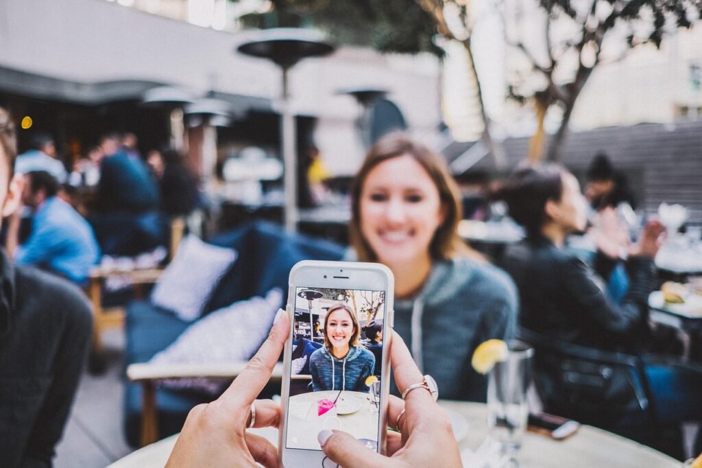 camera, phone, girl, hands, taking photos, taking pictures, phone photography, iphone, screen, camera phone, focus, portrait,