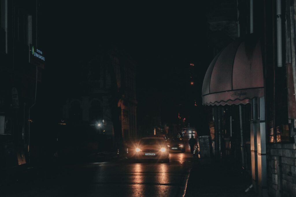 A dimly lit street in Edirne, Türkiye captures the quiet ambiance of urban nightlife.