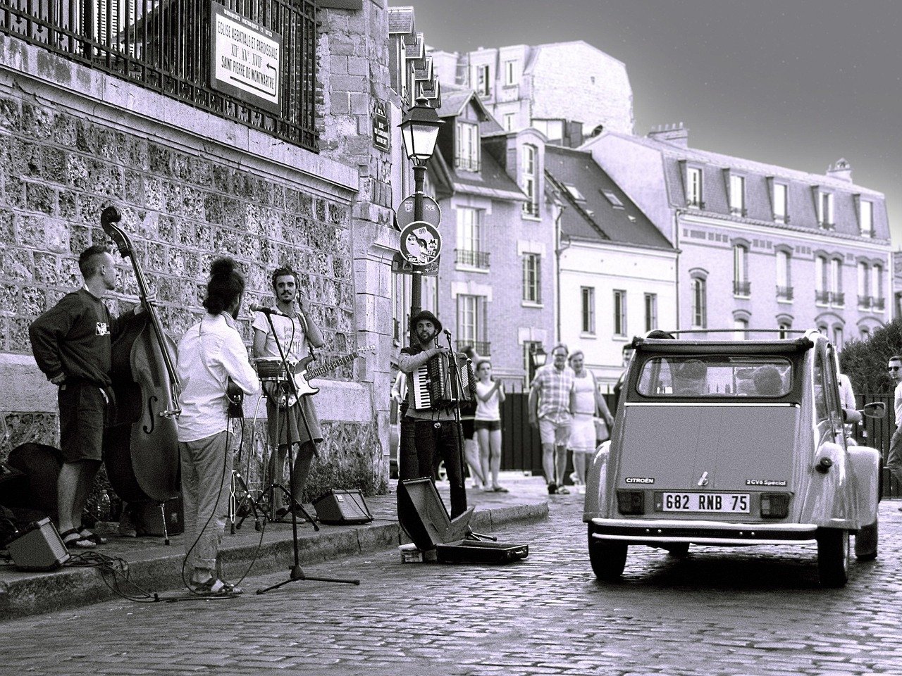 paris, montmartre, street music, musicians, citroën 2cv, street scene, nostalgia, monochrome, atmosphere, street photography,